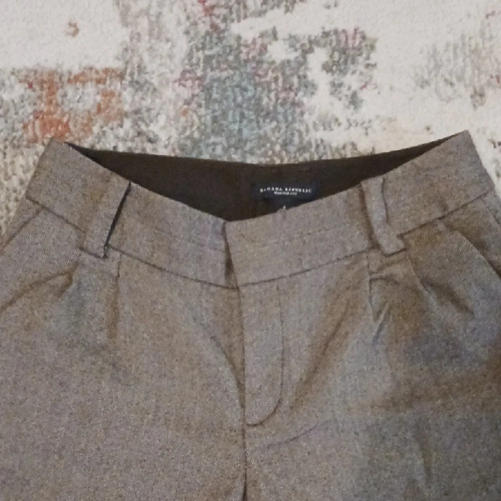 SPECIAL 2/$25 Banana Republic Wool Tan Bemuda Shorts - Picture 2 of 4